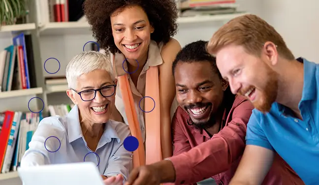 Equipe de colaboradores sorrindo